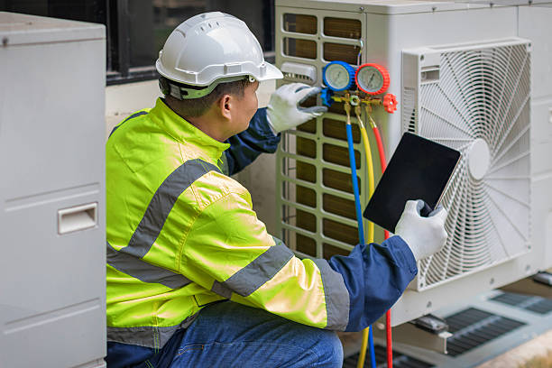 Professional Hvac technician working in Dardanelle, AR